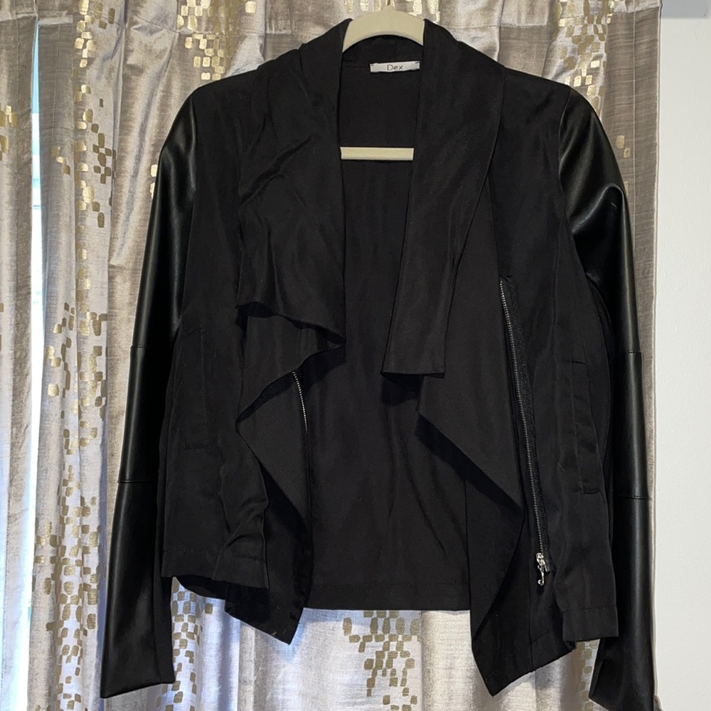 VON MAUR: black leather jacket size XS ((like new))